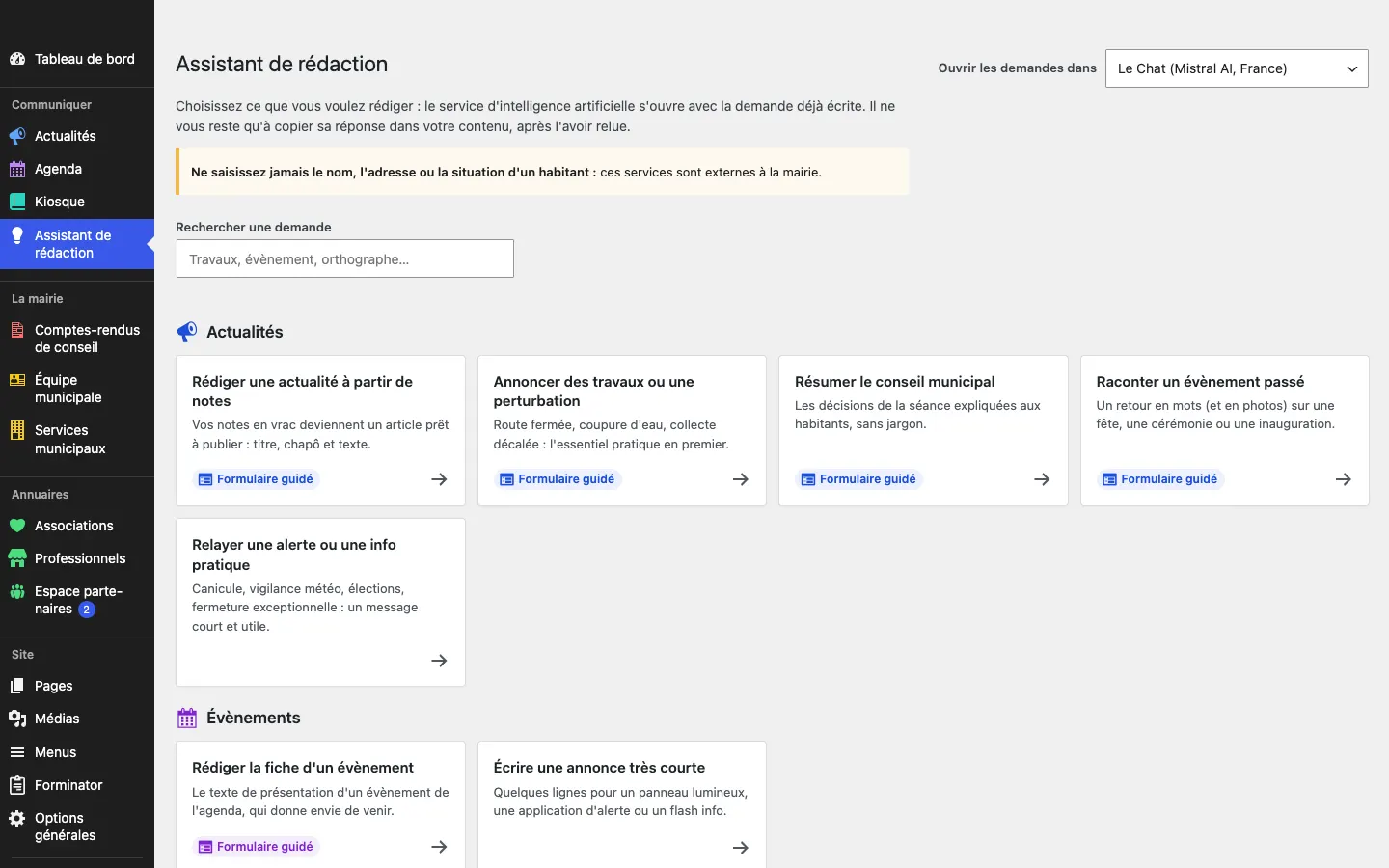 Assistant de rédaction : demandes classées par thème, comme « Rédiger une actualité à partir de notes » ou « Résumer le conseil municipal ».