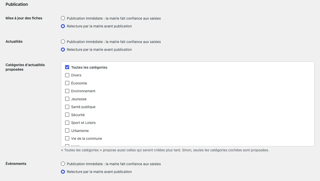 Réglages de l’espace, partie Publication : pour la mise à jour des fiches, les actualités et les évènements, le choix entre Publication immédiate et Relecture par la mairie avant publication, puis les catégories d’actualités proposées.
