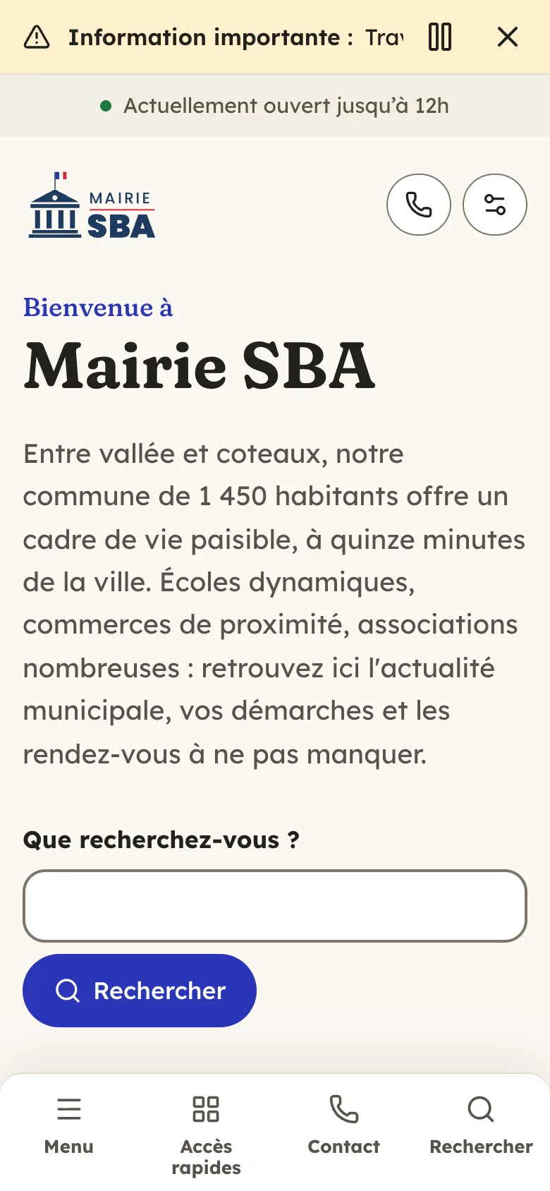 Le même bandeau sur téléphone : le texte défile, avec un bouton pour mettre le défilement en pause et un bouton pour fermer.