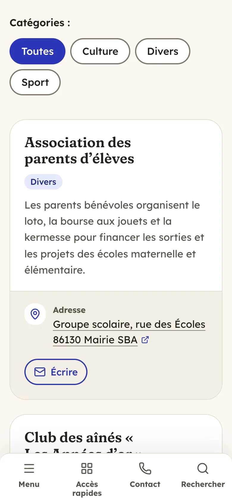 Le même annuaire sur téléphone, avec ses filtres par catégorie et la fiche de l’association des parents d’élèves.