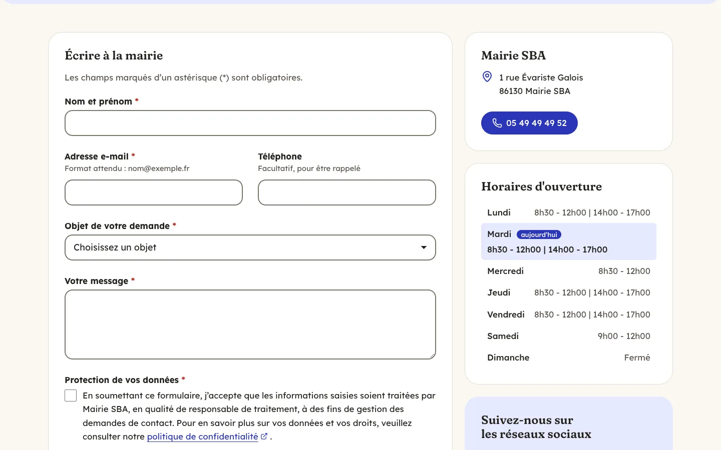 Page Contact de la démo avec le thème Lavoir : formulaire « Écrire à la mairie » (nom, e-mail, téléphone facultatif, objet, message, protection des données) et, à côté, l’adresse, le téléphone et les horaires d’ouverture avec le jour en cours mis en avant.