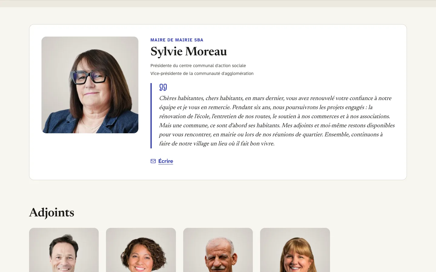Page Équipe municipale de la démo avec le thème Kiosque : la maire, Sylvie Moreau, avec sa photo, ses fonctions, son mot aux habitants et un lien pour lui écrire, puis le début de la liste des adjoints.