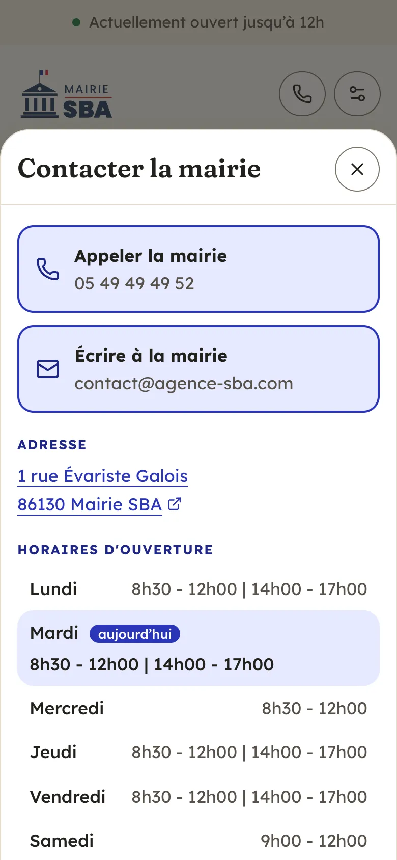 Panneau Contacter la mairie avec le thème Lavoir : boutons Appeler et Écrire, adresse, puis horaires d’ouverture avec mardi signalé comme aujourd’hui.