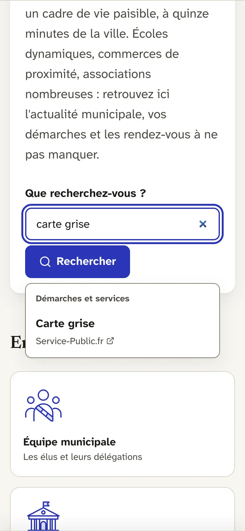 Sur téléphone avec le thème Kiosque : la recherche « carte grise » propose directement la fiche Service-Public.fr.