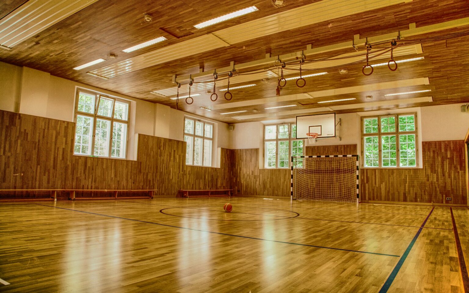 Salle de sport au parquet de bois