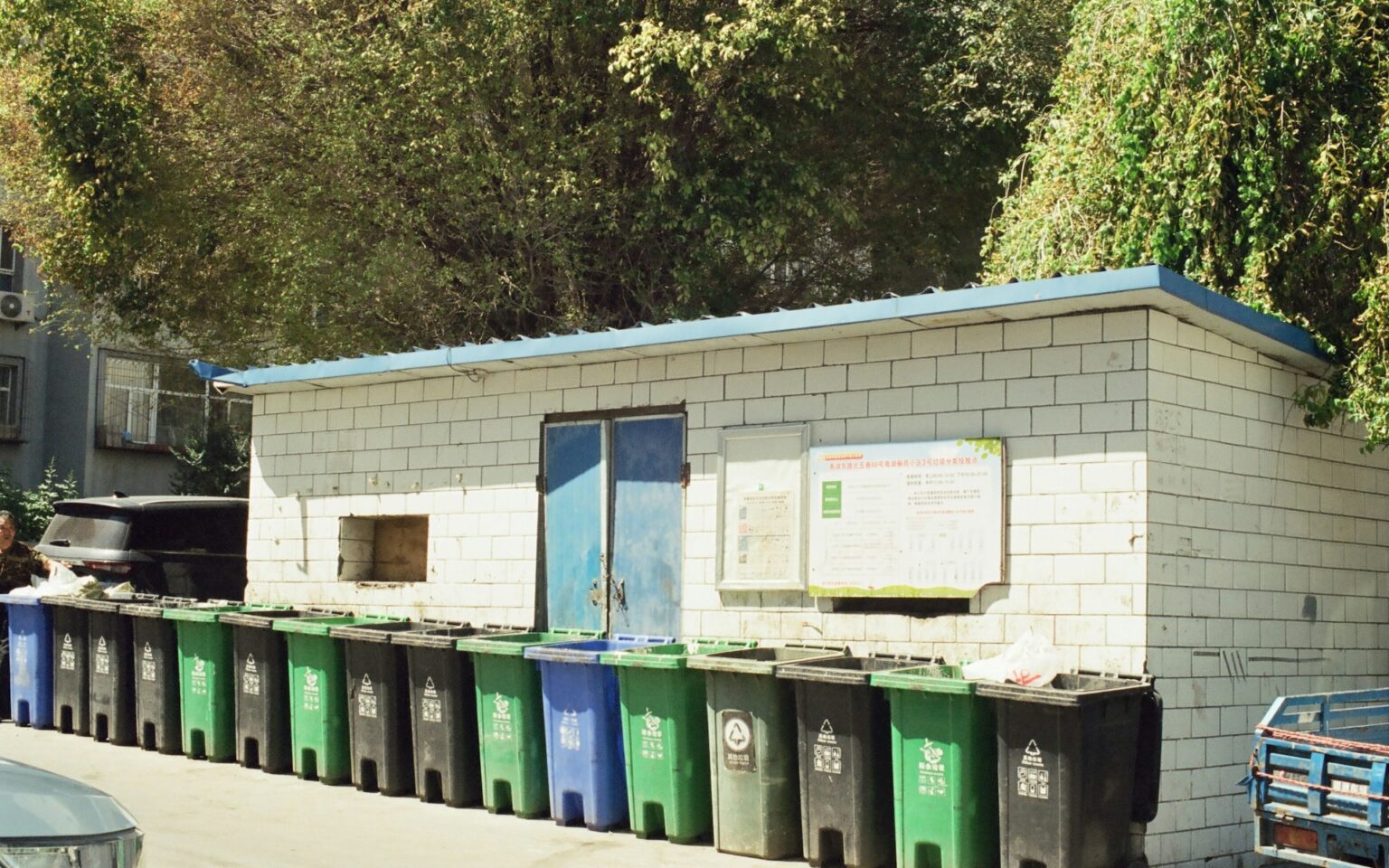 Conteneurs de tri devant un local technique